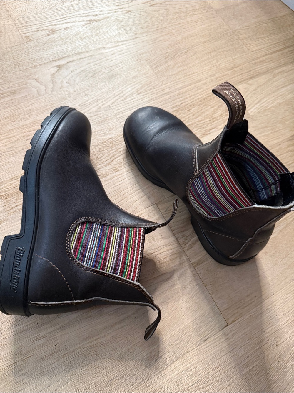 Blundstone  Dark Brown Chelsea Boots with Multicolor Elastic 4.5 aus 7.5 us